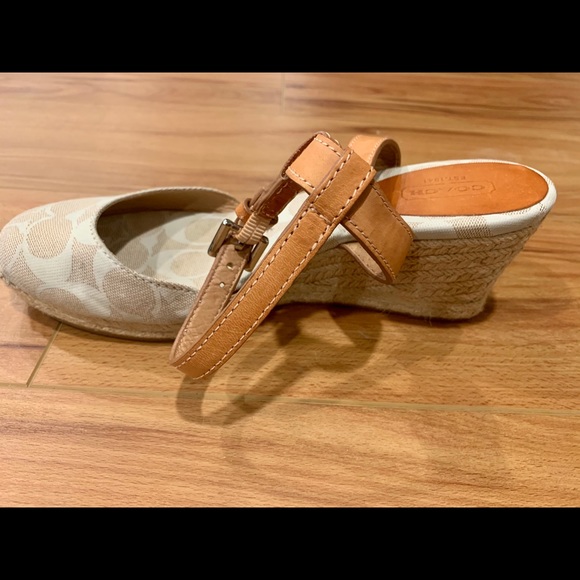 (AUTHENTIC!) COACH round-toed summer wedges. - Picture 4 of 7
